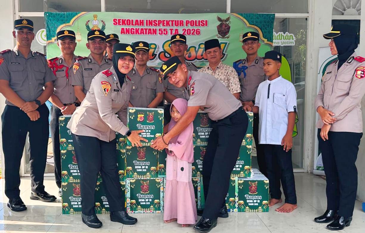 Siswa SIP Angkatan 55 Polda Aceh menyalurkan puluhan paket bantuan sosial di Rumah Yatim Aceh, Banda Aceh