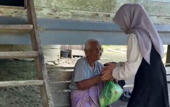 Siswi SMP di Aceh Utara Bantu Korban Banjir dari Tabungan Pribadi