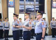 Kalemdiklat Polri Komjen Pol Dr. Achmad Kartiko, S.I.K., M.H. saat mengikuti upacara kenaikan pangkat di Rupatama Mabes Polri, Jakarta