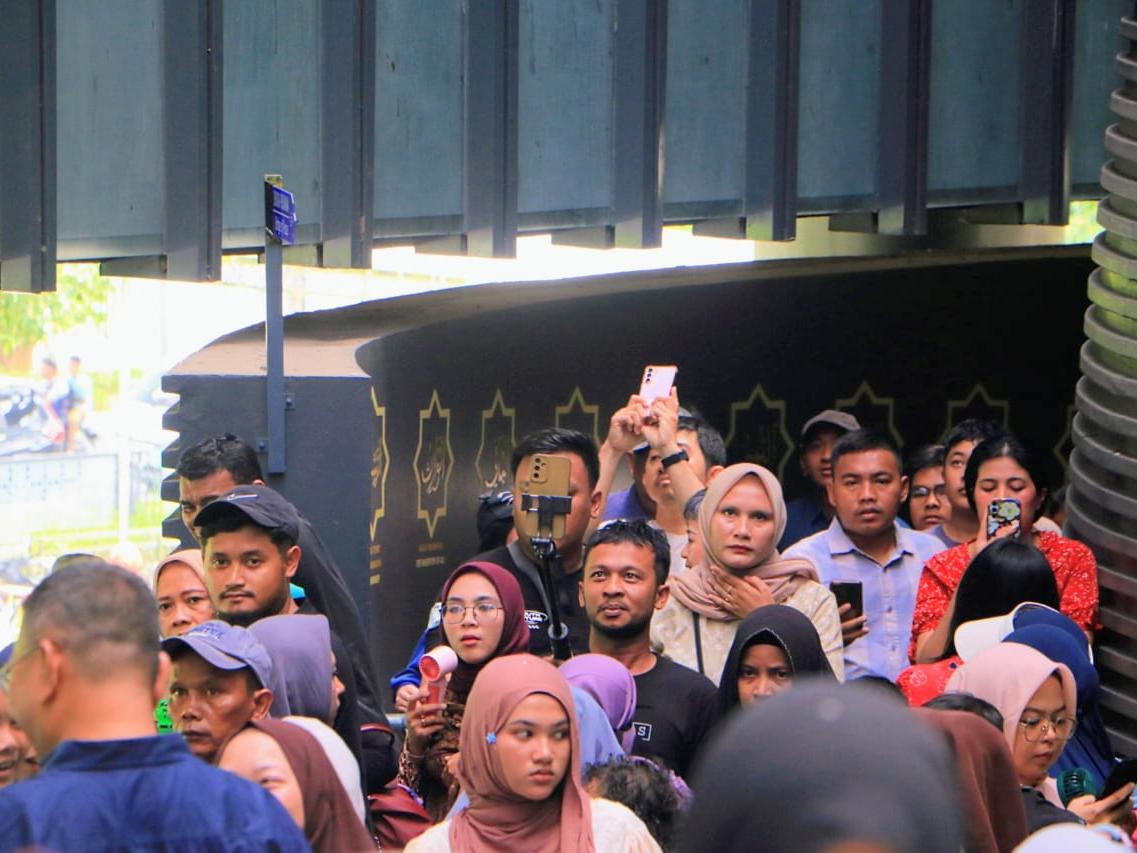 Sejumlah wisatawan saat mengunjungi Museum Tsunami Aceh, Banda Aceh, selama dua hari libur Idulfitri 1447 Hijriah