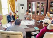 Kapolda Aceh Irjen Pol. Marzuki Ali Basyah, saat berbincang hangat dengan Wali Nanggroe Aceh Teungku Malik Mahmud Al-Haythar