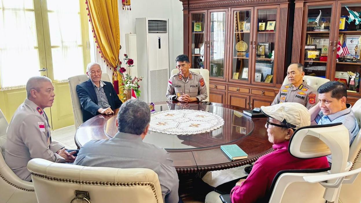Kapolda Aceh Irjen Pol. Marzuki Ali Basyah, saat berbincang hangat dengan Wali Nanggroe Aceh Teungku Malik Mahmud Al-Haythar