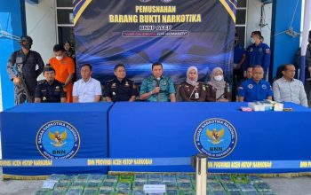 BNNP Aceh memusnahkan sekitar 60 kg sabu hasil operasi bersama Bea Cukai di Banda Aceh
