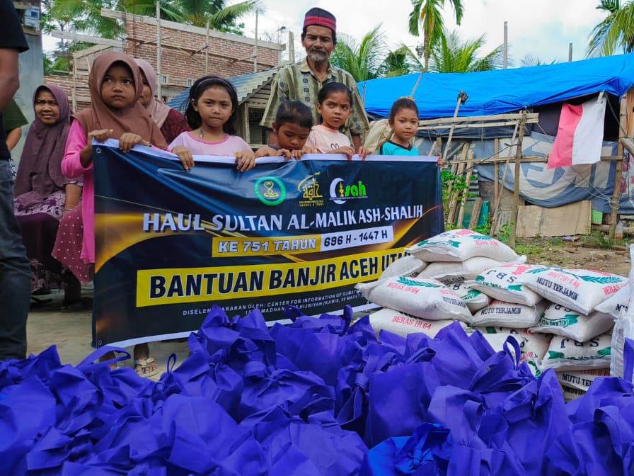 Relawan CISAH menyalurkan bantuan logistik kepada warga terdampak banjir di Aceh Utara dalam rangka memperingati Haul ke-751 Sultan Al-Malik Ash-Shalih