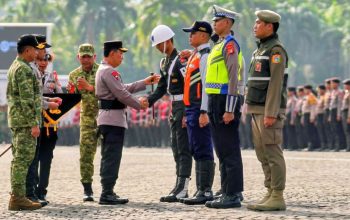 Kapolri Jenderal Listyo Sigit Prabowo memimpin Apel Gelar Pasukan Operasi Ketupat 2026 di Monas, Jakarta, Kamis (12/3)