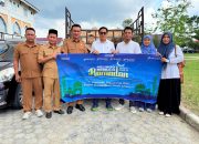 Plt. Sekda Aceh Utara, Jamaluddin (tengah), didampingi Asisten II M. Nasir, menerima secara simbolis bantuan sapi dan sembako dari PT Pelindo