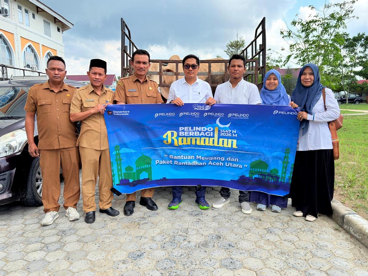 Plt. Sekda Aceh Utara, Jamaluddin (tengah), didampingi Asisten II M. Nasir, menerima secara simbolis bantuan sapi dan sembako dari PT Pelindo