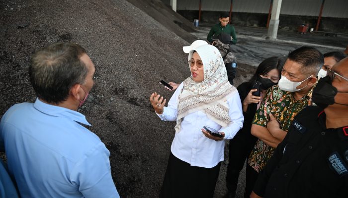 Gudang PT Universal Glove di Medan Disegel DPR