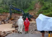 Diguyur Hujan, TNI Lanjutkan Pemasangan Jembatan Aramco