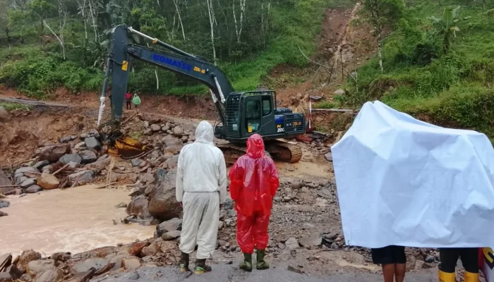 Diguyur Hujan, TNI Lanjutkan Pemasangan Jembatan Aramco
