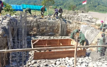 TNI dan Warga Percepat Pembangunan Jembatan di Badar