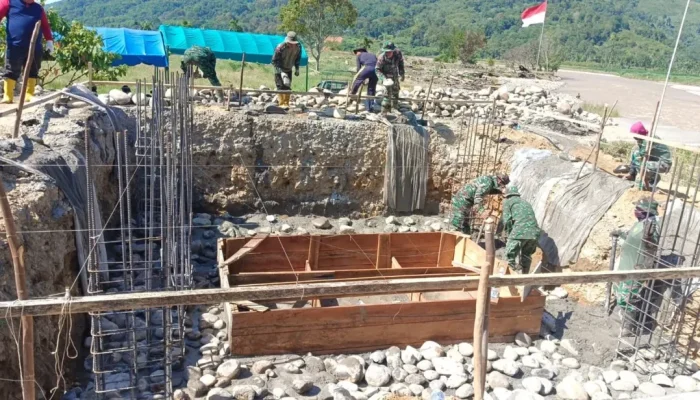 TNI dan Warga Percepat Pembangunan Jembatan di Badar