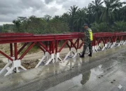 Babinsa Rajin Awasi Jembatan Bailey Pastikan Tetap Aman