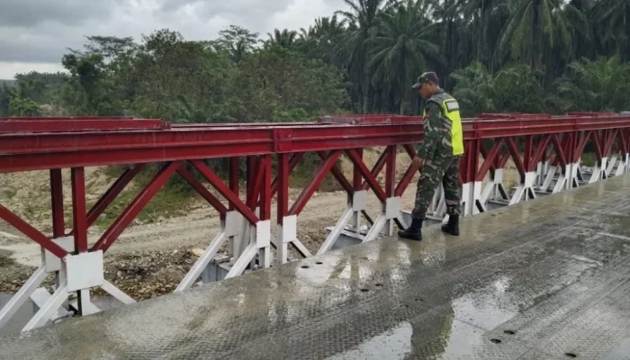 Babinsa Rajin Awasi Jembatan Bailey Pastikan Tetap Aman