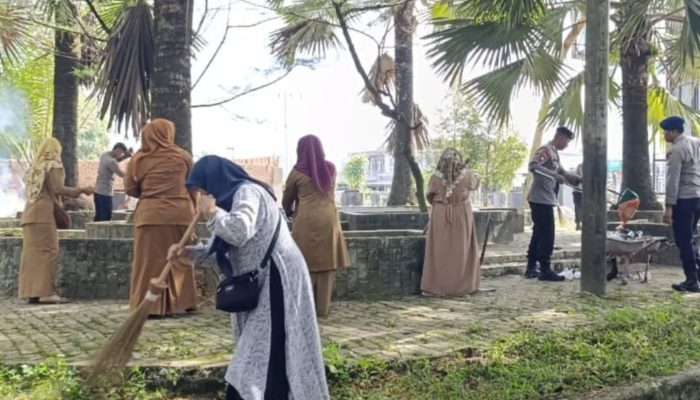 Brimob Aceh dan DLHK Bersihkan Taman Kehati Subulussalam