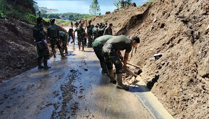 TNI Buka Akses Jalan Lumpuh Akibat Longsor Aceh Tengah