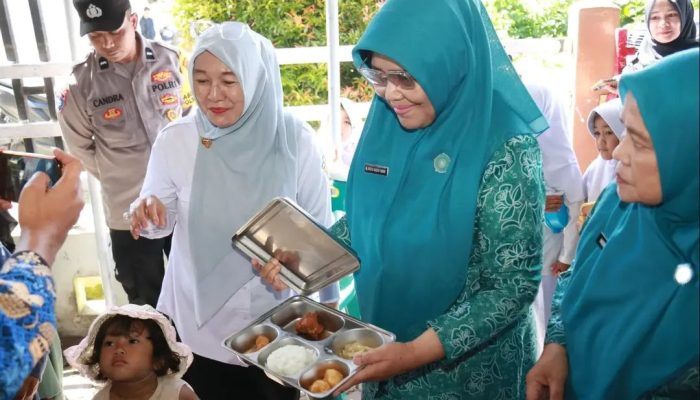 Ketua TP-PKK Bener Meriah Tinjau Penyaluran MBG 3B
