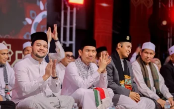 Bupati Aceh Barat Berikan Beasiswa untuk Habibi dan Zahara