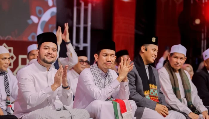 Bupati Aceh Barat Berikan Beasiswa untuk Habibi dan Zahara