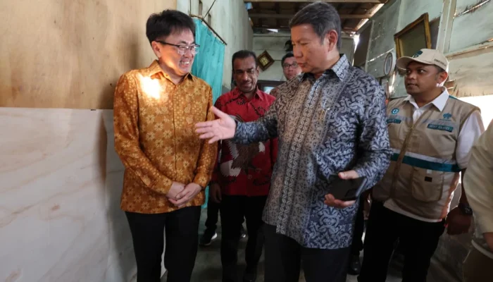 Hashim Tinjau Bedah Rumah, Dorong Sertifikat Gratis