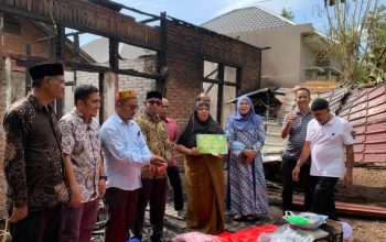 Kebakaran Hanguskan Rumah, Rasyidi Dapat Bantuan Masa Panik