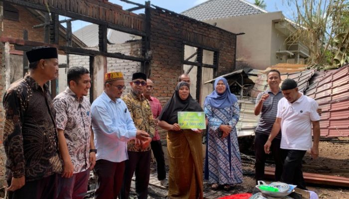 Kebakaran Hanguskan Rumah, Rasyidi Dapat Bantuan Masa Panik