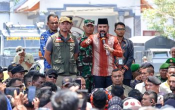 Di Hadapan Pendemo, Al-Farlaky Tegaskan Komitmen untuk Korban Banjir