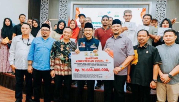 Mensos Salurkan Bantuan Tahap II di Aceh Tamiang