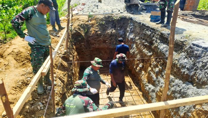 TNI dan Warga Kebut Pembangunan Jembatan Gantung
