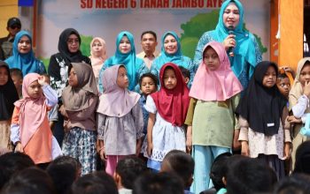 Tepati Janji, Istri Gubernur Aceh Bagikan Seragam Sekolah