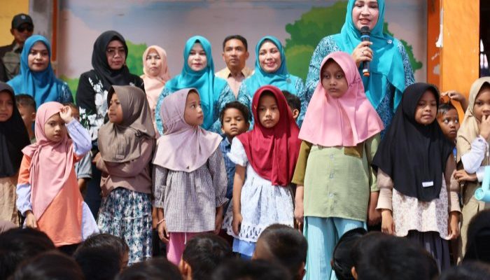 Tepati Janji, Istri Gubernur Aceh Bagikan Seragam Sekolah