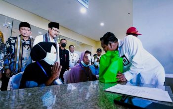 Gus Ipul Tinjau Operasi Katarak di Lombok Tengah