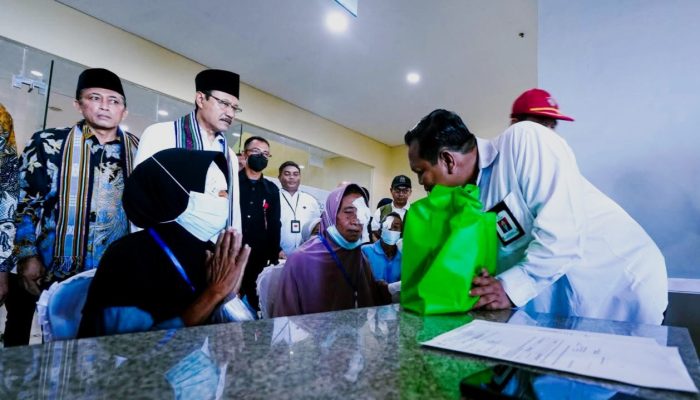 Gus Ipul Tinjau Operasi Katarak di Lombok Tengah