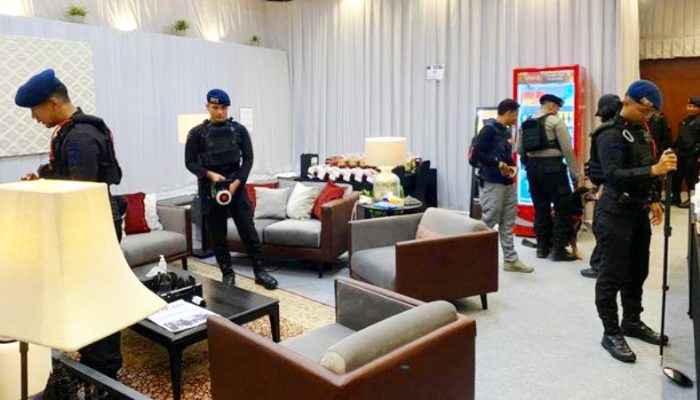 Jibom Brimob Sterilisasi Jelang Konser TREASURE Pulse On