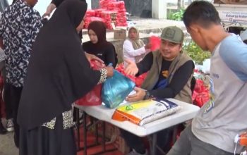 Warga Serbu Pasar Murah, 500 Paket Sembako Ludes