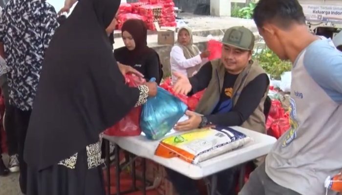 Warga Serbu Pasar Murah, 500 Paket Sembako Ludes