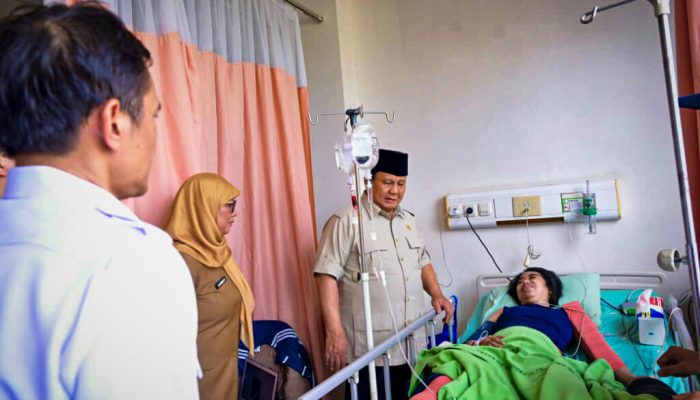 Prabowo Jenguk Korban Kecelakaan Kereta di Bekasi Timur