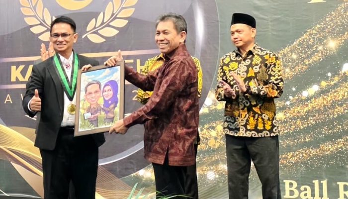 Syaifullah Muhammad Raih KAHMI Award Tunggal atas Dedikasinya Kembangkan Nilam Aceh