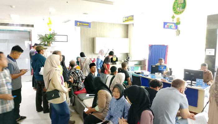 Disdukcapil Banda Aceh Dipadati Warga Ubah Data Pekerjaan