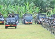 Kapolda Aceh Irjen Pol. Marzuki Ali Basyah, melakukan inspeksi pasukan saat pembukaan Pelatihan Jungle Warfare di Cot Girek, Aceh Utara