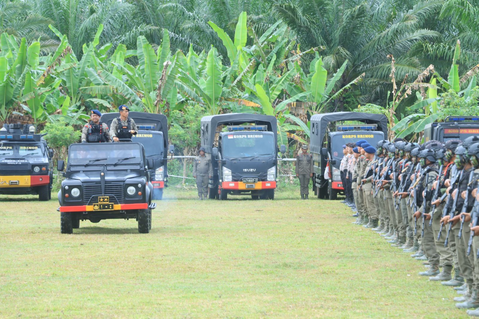 Kapolda Aceh Irjen Pol. Marzuki Ali Basyah, melakukan inspeksi pasukan saat pembukaan Pelatihan Jungle Warfare di Cot Girek, Aceh Utara