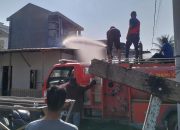 Petugas pemadam kebakaran berusaha memadamkan sisa api yang menghanguskan sebuah rumah di Desa Kampung Jawa Baru, Banda Sakti, Lhokseumawe