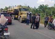 Aparat kepolisian mengamankan lokasi kecelakaan maut yang melibatkan truk vakum PT PGE dan dua sepeda motor di Gampong Rayeuk Kuta, Tanah Luas, Aceh Utara, Sabtu, 4 April 2026. Insiden tersebut menyebabkan seorang pengendara meninggal dunia.