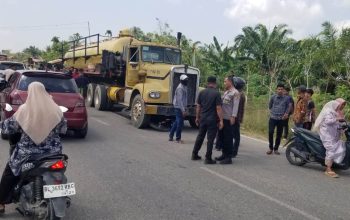 Aparat kepolisian mengamankan lokasi kecelakaan maut yang melibatkan truk vakum PT PGE dan dua sepeda motor di Gampong Rayeuk Kuta, Tanah Luas, Aceh Utara, Sabtu, 4 April 2026. Insiden tersebut menyebabkan seorang pengendara meninggal dunia.