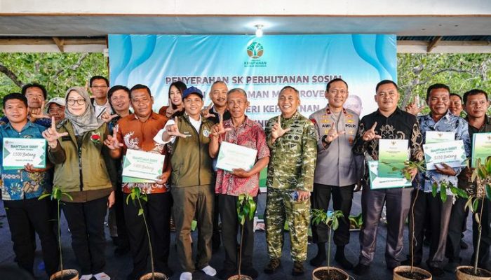 Menhut Serahkan 9 SK Perhutanan Sosial di Sulawesi Utara