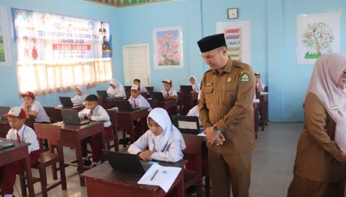 Sekda Aceh Tengah Tinjau TKA SD, Tekankan Kejujuran dan Evaluasi Mutu