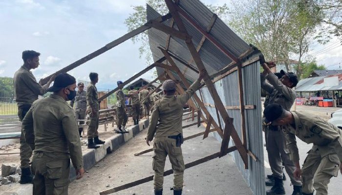 Satpol PP Aceh Besar Bongkar Lapak di Trotoar