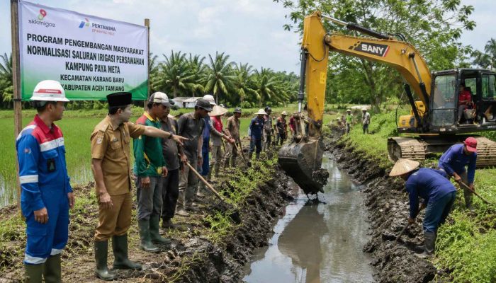 Pertamina dan Warga Normalisasi Irigasi Sawah Paya Meta