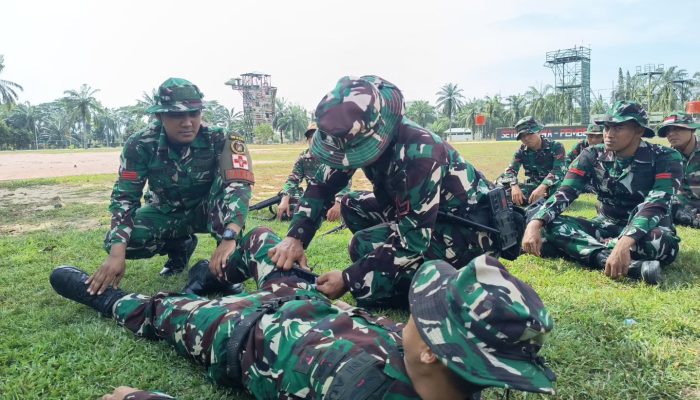 Prajurit Yonif 111/KB Asah Kemampuan Selamatkan Korban Tempur