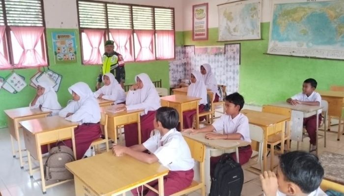 Babinsa Bireuen Tanamkan Cinta Tanah Air ke Siswa SD